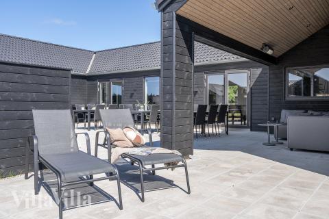 Luksushus nr. 907 har en dejlig terrasse med gode havemøbler til 18 personer.