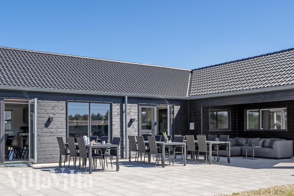 På terrassen i sommerhus nr. 907 er der plads til 18 personer.