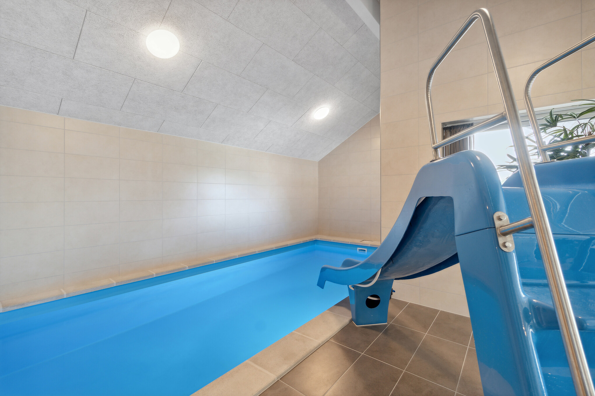 Sommerhus 906 er indrettet med en lækker poolafdeling med vandrutsjebane, dejlig stor indbygget spabad og sauna