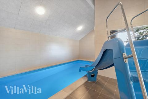 Sommerhus 906 er indrettet med en lækker poolafdeling med vandrutsjebane, dejlig stor indbygget spabad og sauna