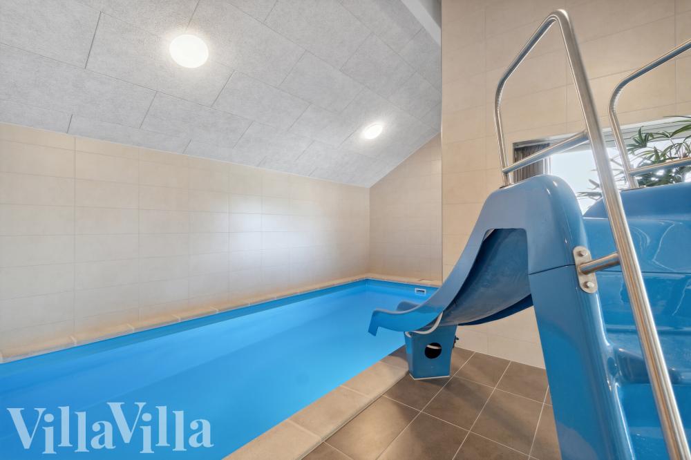 Sommerhus 906 er indrettet med en lækker poolafdeling med vandrutsjebane, dejlig stor indbygget spabad og sauna