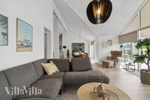 Sofaen i luksushus 906 i Fyn og øer indbyder til brætspil eller at se en film sammen.