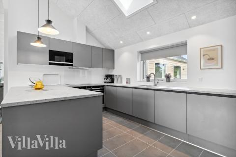 Køkkenet i luksushus nr. 906 er udstyrret, så I let kan lave mad til 18 personer.