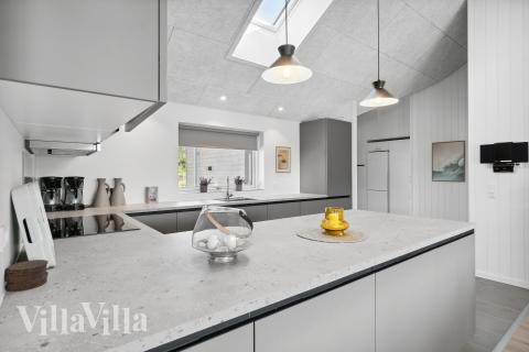 Køkkenet i luksushus nr. 906 er godt indrettet.