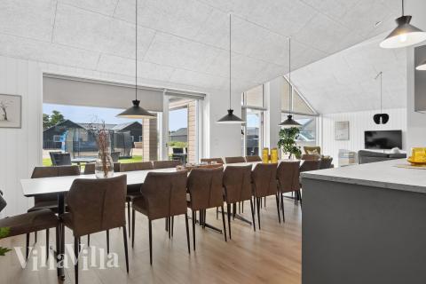 Opholdsrum med plads til 18 i luksushus nr. 906.