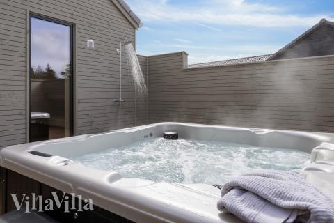 Nyd varmen i spaen i luksushus nr. 906 i Fyn og øer