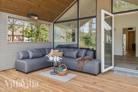 Luksushus nr. 906 har en dejlig terrasse med gode havemøbler til 18 personer.