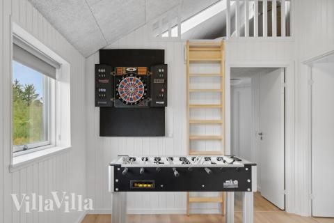 Luksushus 906 til 18 personer byder på et stort aktivitetsrum med bl.a. billard og dart