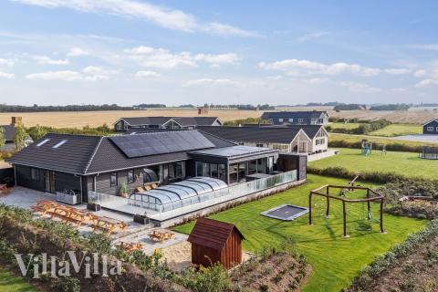 Dette skønne poolhus nr. 686 med plads til 36 personer ligger i Limfjorden