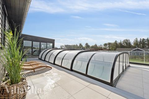 Sommerhus 686 er indrettet med en lækker poolafdeling med vandrutsjebane, dejlig stor indbygget spabad og sauna