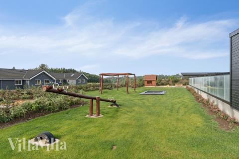 I det attraktive aktivitesrum i luksushus nr. 686 i Limfjorden  er der masser af udendørs aktiviteter, f.eks. legetårn og gynge