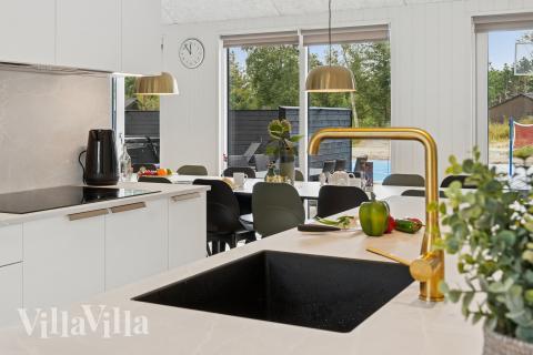 Køkkenet i luksushus nr. 697 er udstyrret, så I let kan lave mad til 20 personer.