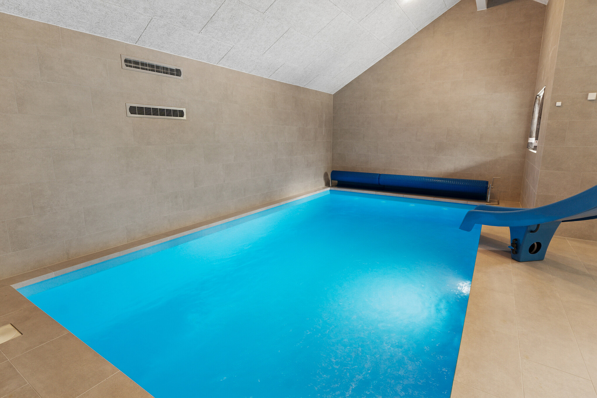 Sommerhus 697 er indrettet med en lækker poolafdeling med vandrutsjebane, dejlig stor indbygget spabad og sauna