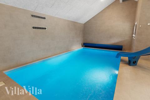 Sommerhus 697 er indrettet med en lækker poolafdeling med vandrutsjebane, dejlig stor indbygget spabad og sauna