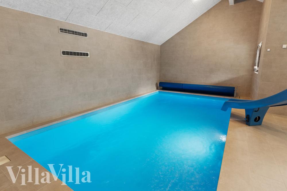 Sommerhus 697 er indrettet med en lækker poolafdeling med vandrutsjebane, dejlig stor indbygget spabad og sauna