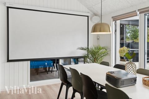 I kan sagtens side 20 personer sammen i sommerhusets opholdsrum, når I besøger luksushus 697 i Lolland/Falster/Møn.
