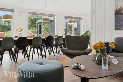 Sofaen i luksushus 697 i Lolland/Falster/Møn indbyder til brætspil eller at se en film sammen.