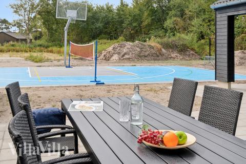 Luksushus nr. 697 har en dejlig terrasse med gode havemøbler til 20 personer.