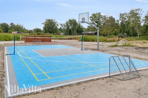 Ud over de mange timer, man kan bruge i husets pool-afdeling, så byder luksushus 697 også på mange udendørs aktiviteter