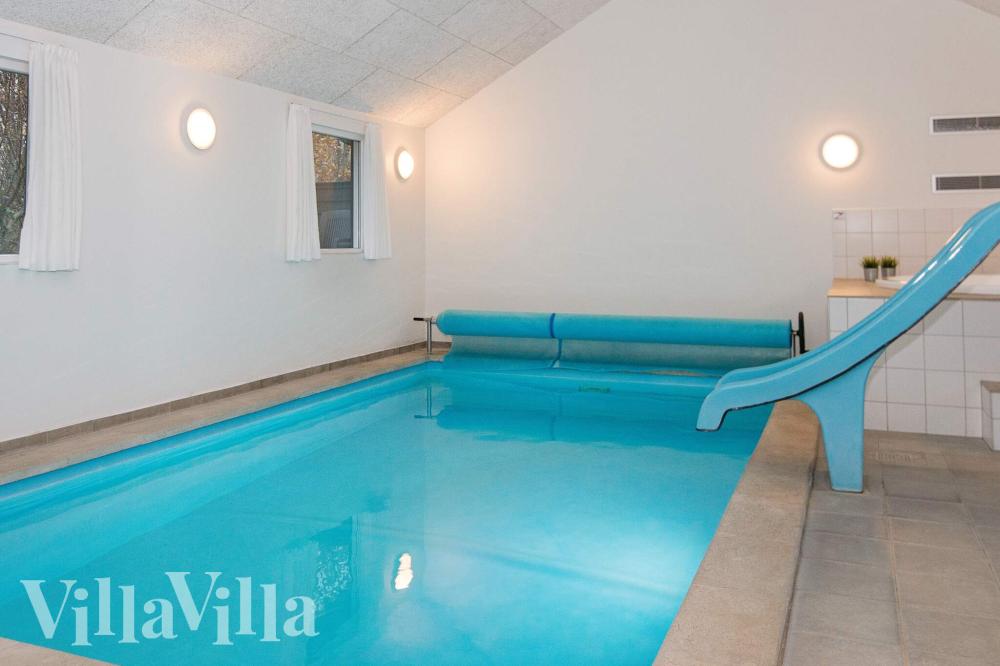 Sommerhus 223 er indrettet med en lækker poolafdeling med vandrutsjebane, dejlig stor indbygget spabad og sauna