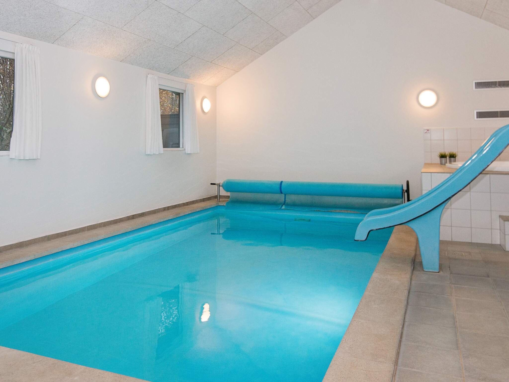 Sommerhus 223 er indrettet med en lækker poolafdeling med vandrutsjebane, dejlig stor indbygget spabad og sauna