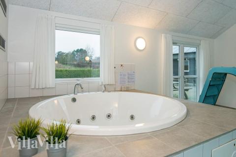 Nyd varmen i spaen i luksushus nr. 223 i Østjylland