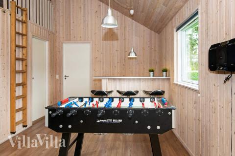 Luksushus 223 til 18 personer byder på et stort aktivitetsrum med bl.a. billard og dart