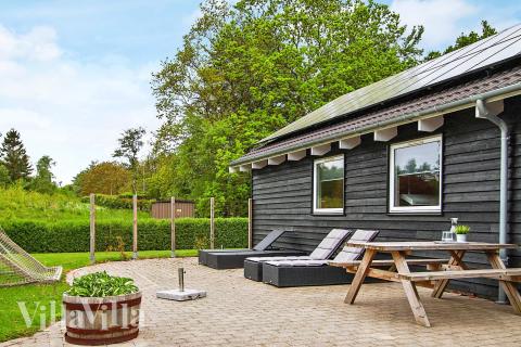 På terrassen i sommerhus nr. 223 er der plads til 18 personer.