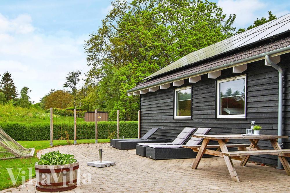 På terrassen i sommerhus nr. 223 er der plads til 18 personer.