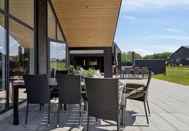 Luksushus nr. 911 har en dejlig terrasse med gode havemøbler til 20 personer.