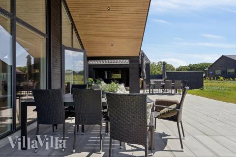 Luksushus nr. 911 har en dejlig terrasse med gode havemøbler til 20 personer.
