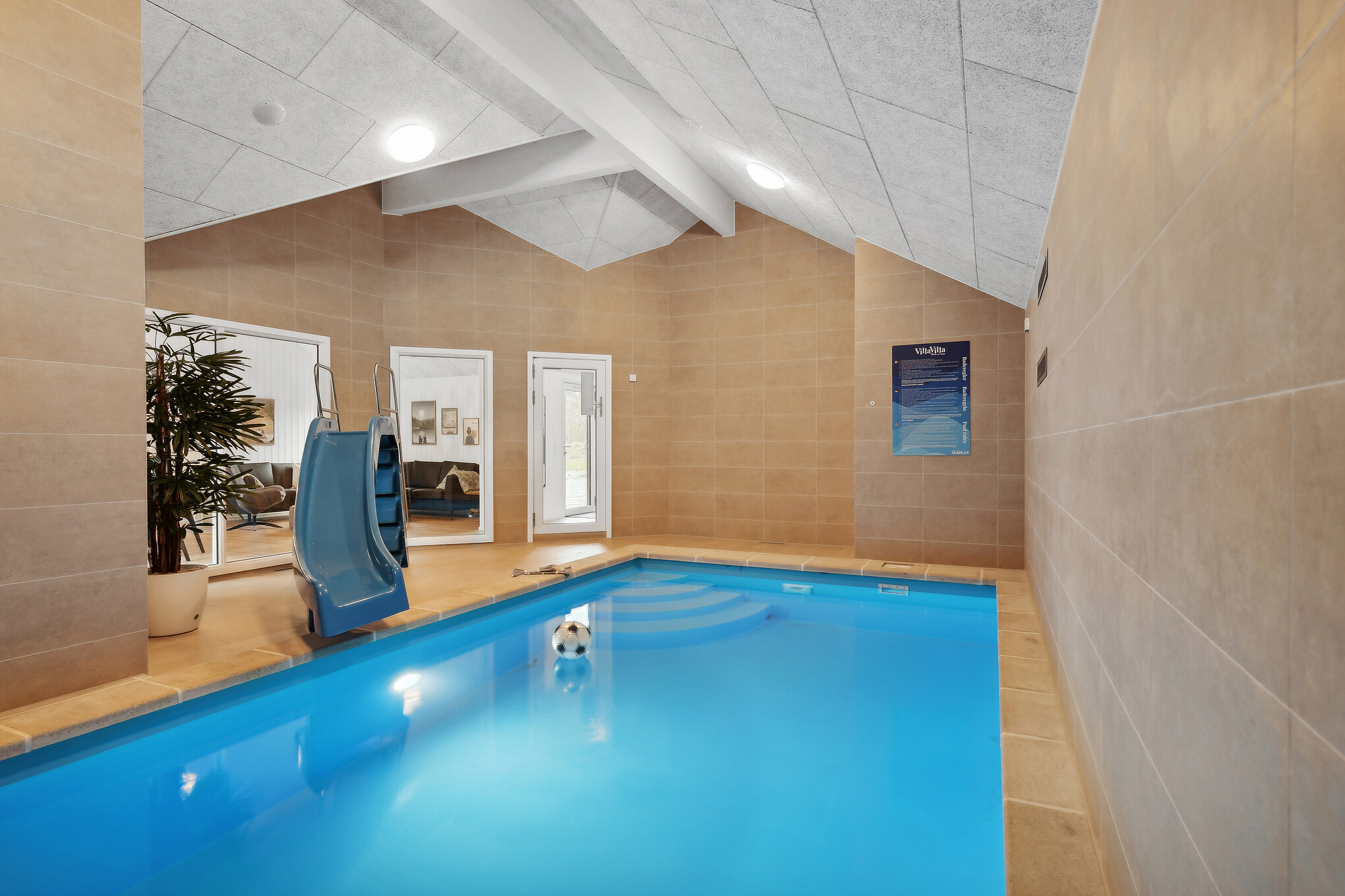 Sommerhus 911 er indrettet med en lækker poolafdeling med vandrutsjebane, dejlig stor indbygget spabad og sauna