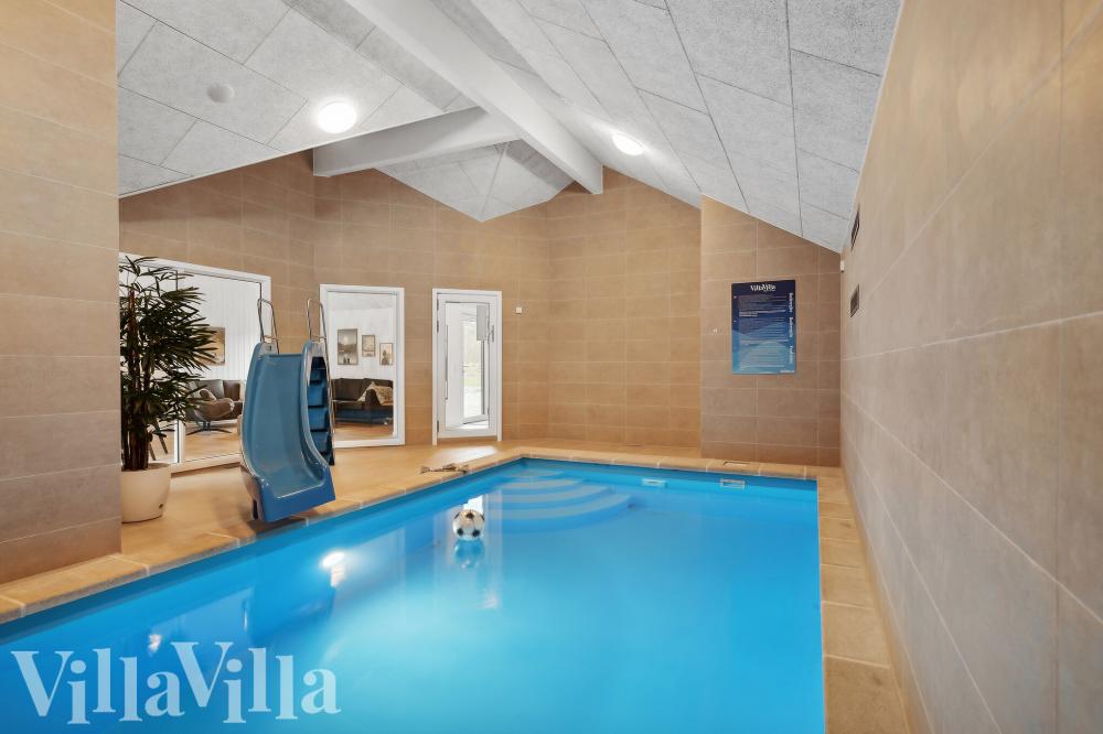 Sommerhus 911 er indrettet med en lækker poolafdeling med vandrutsjebane, dejlig stor indbygget spabad og sauna