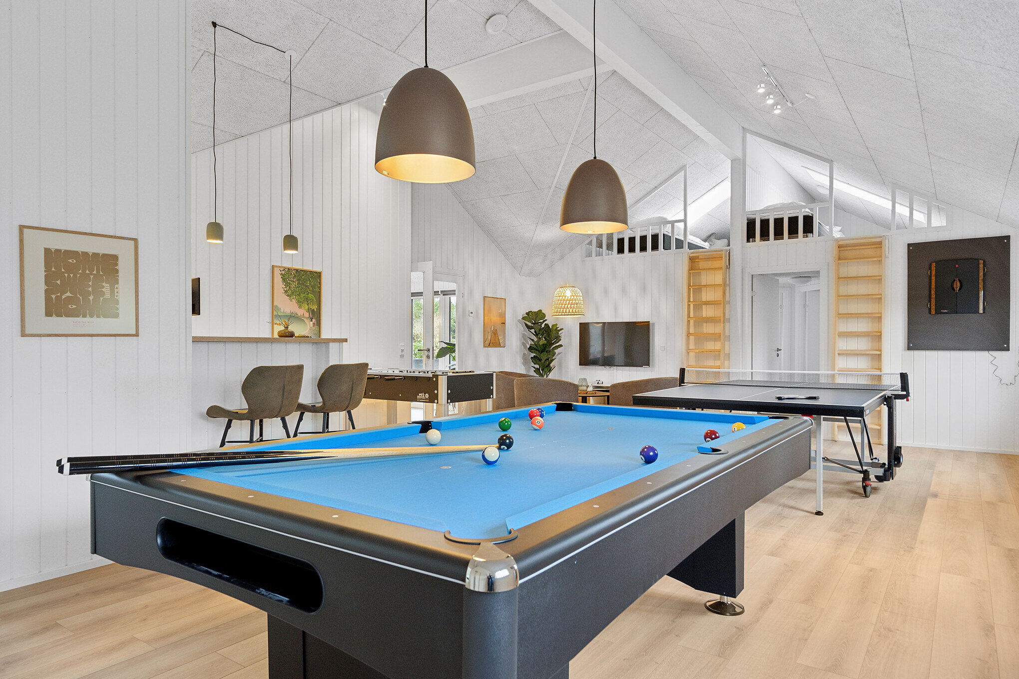 Ud over de mange timer, man kan bruge i husets pool-afdeling, så byder luksushus 911 også på billard/bordtennis og dart