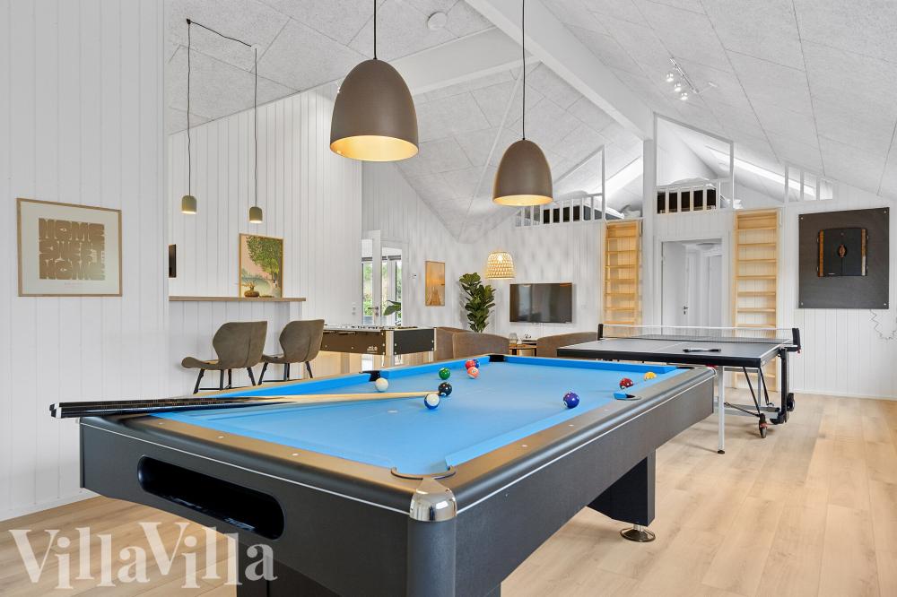 Ud over de mange timer, man kan bruge i husets pool-afdeling, så byder luksushus 911 også på billard/bordtennis og dart