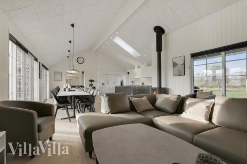 Sofaen i luksushus 415 i Fyn og øer indbyder til brætspil eller at se en film sammen.