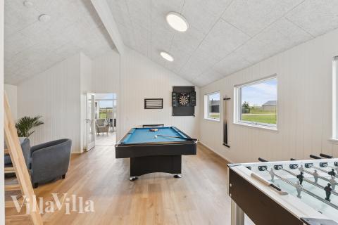 Luksushus 665 til 14 personer byder på et stort aktivitetsrum med bl.a. billard og dart