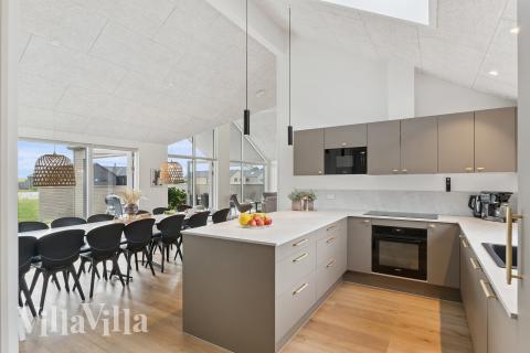 Køkkenet i luksushus nr. 665 er udstyrret, så I let kan lave mad til 14 personer.