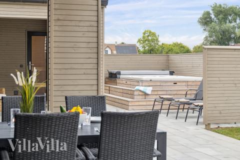 Nyd en grillaften på terrassen i luksushus nr. 665 i Fyn og øer