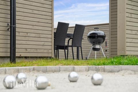 I det attraktive aktivitesrum i luksushus nr. 665 i Fyn og øer  er der masser af udendørs aktiviteter, f.eks. legetårn og gynge