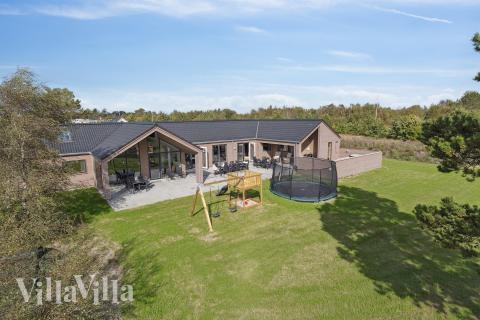 Dette skønne poolhus nr. 699 med plads til 26 personer ligger i Nordjylland