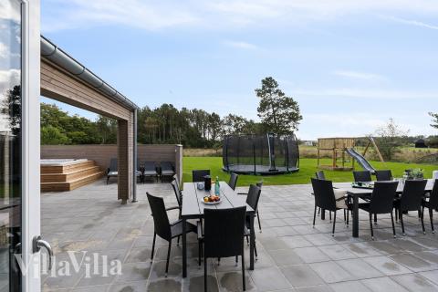 Luksushus nr. 699 har en dejlig terrasse med gode havemøbler til 26 personer.