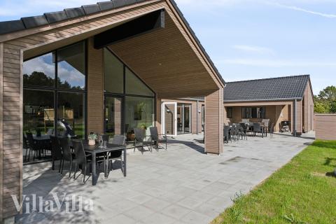 Nyd en grillaften på terrassen i luksushus nr. 699 i Nordjylland