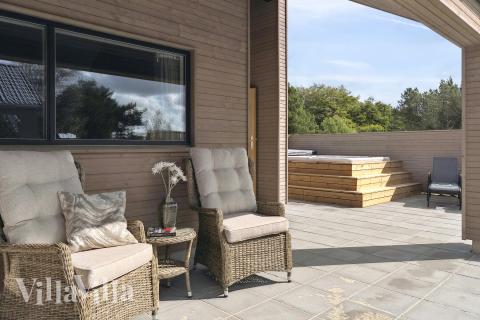 På terrassen i sommerhus nr. 699 er der plads til 26 personer.