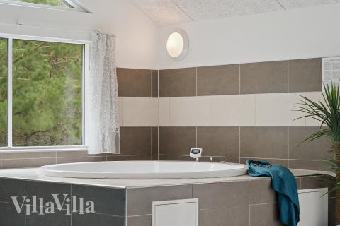 Nyd varmen i spaen i luksushus nr. 387 i Vestjylland