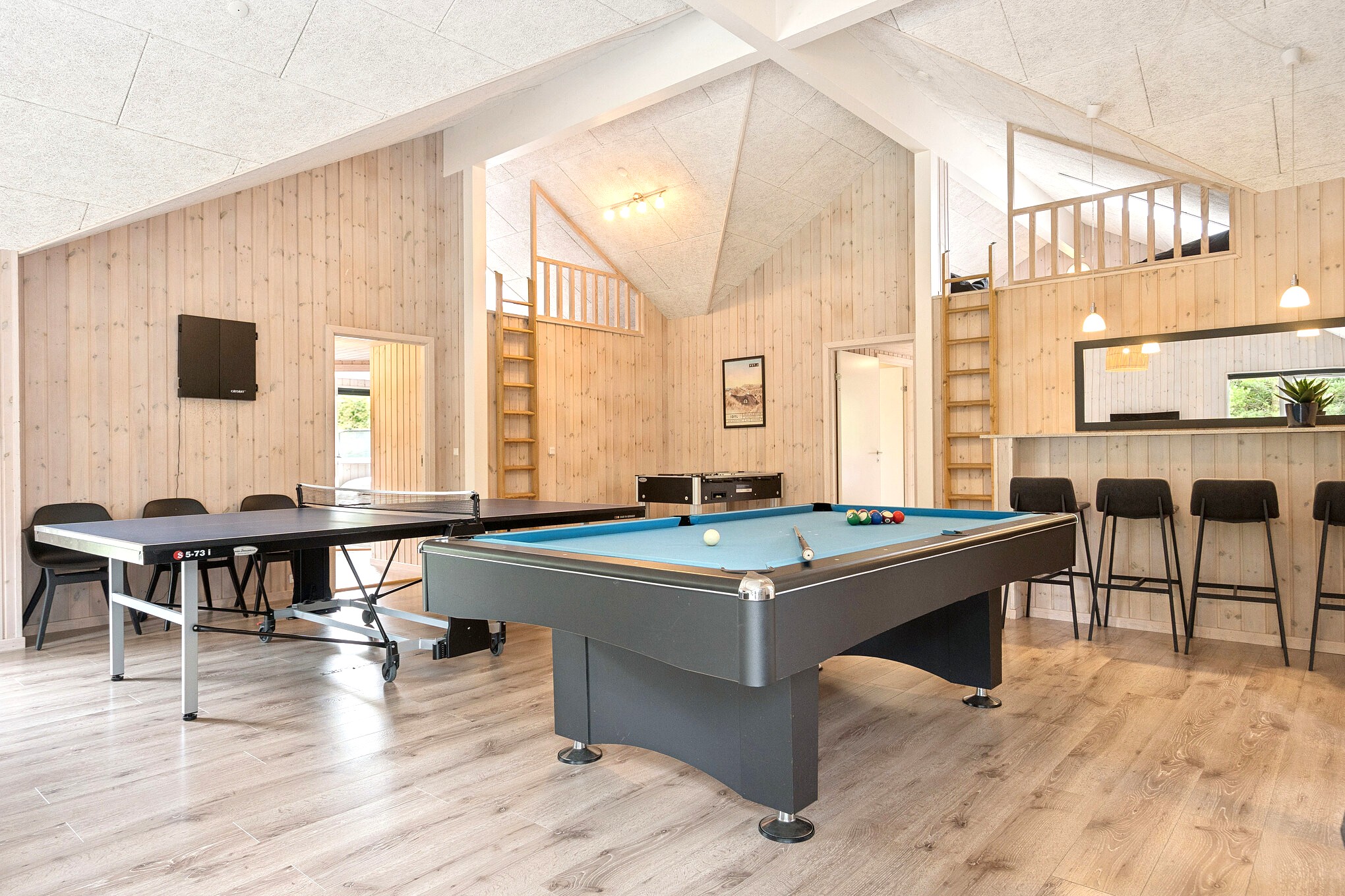 Ud over de mange timer, man kan bruge i husets pool-afdeling, så byder luksushus 387 også på billard/bordtennis og dart
