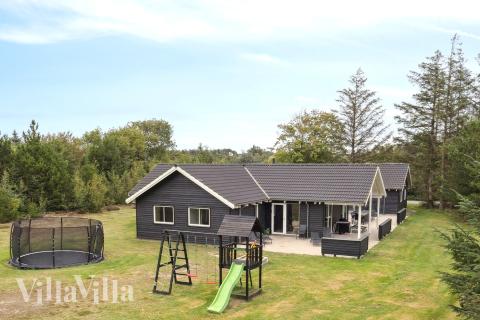 Dette skønne poolhus nr. 387 med plads til 24 personer ligger i Vestjylland