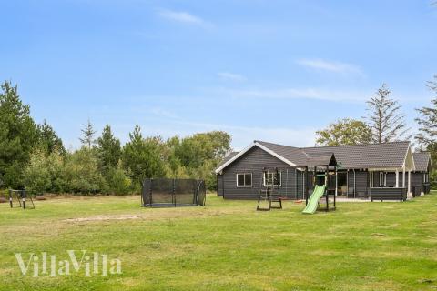 I det attraktive aktivitesrum i luksushus nr. 387 i Vestjylland  er der masser af udendørs aktiviteter, f.eks. legetårn og gynge