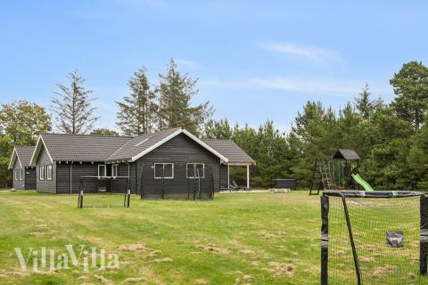 Ud over de mange timer, man kan bruge i husets pool-afdeling, så byder luksushus 387 også på mange udendørs aktiviteter