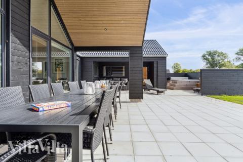 På terrassen i sommerhus nr. 655 er der plads til 14 personer.